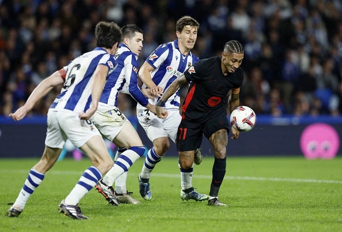 Hàng công của Barca bất lực trước lối đá pressing của Sociedad