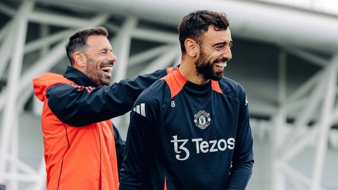 HLV tạm quyền Van Nistelrooy (trái) đã giúp Bruno Fernandes gần đây chơi bùng nổ