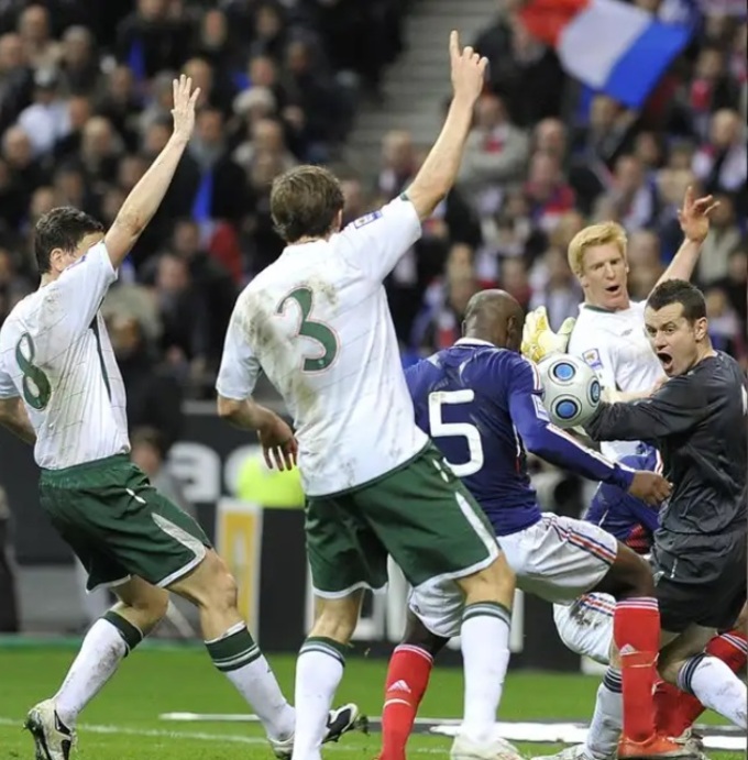 Khoảnh khắc trung vệ William Gallas xé lưới ĐT Ireland