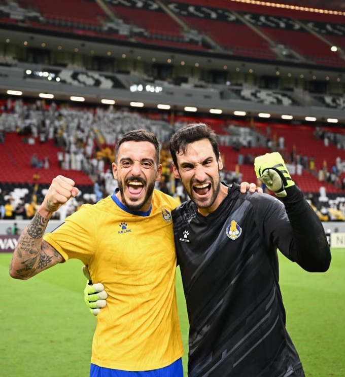 Sergio Rico và đồng đội Joselu ở Al Gharafa.