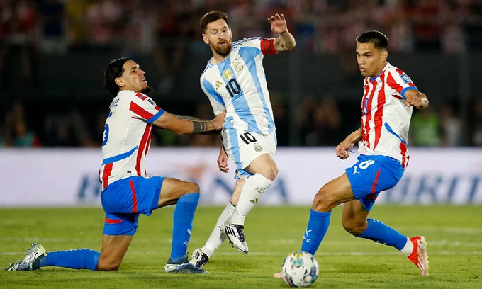 Messi bị các cầu thủ Paraguay khóa chặt trong trận đấu