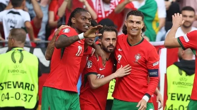 Bernardo Silva (giữa) cũng rất ngưỡng mộ CR7