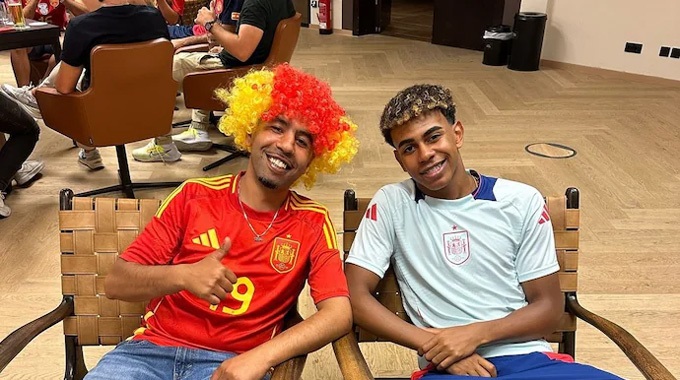Ông Mounir Nasraoui (trái) tin chắc con trai sẽ thành siêu sao bóng đá từ khi anh còn chập chững tập đi