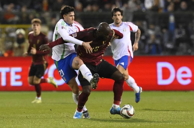 Lukaku bị quây quá chặt trong trận gặp Italia