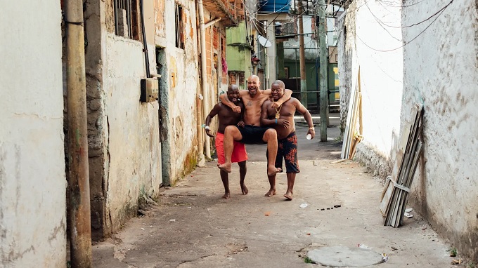 Adriano như một đứa trẻ ở favela
