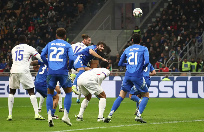 Rabiot ghi bàn thứ ba cho Pháp từ cú đá phạt của Digne