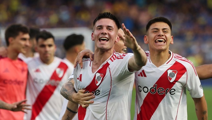 Dù mới 17 tuổi, Mastantuono (trái) đang trưởng thành vượt bậc tại River Plate.