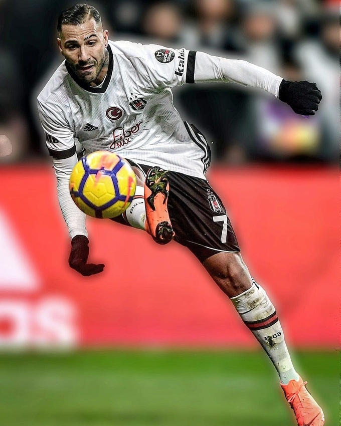 Hình ảnh hào lá trên sân cỏ của Quaresma