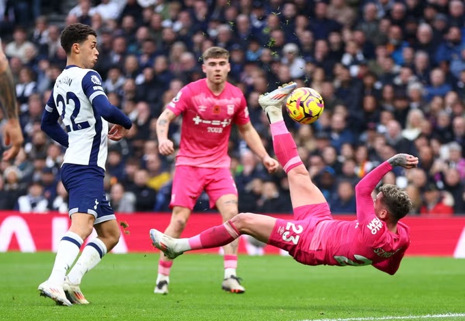 Tottenham để thủng lưới trước Ipswich trong một tình huống phòng ngự hớ hênh