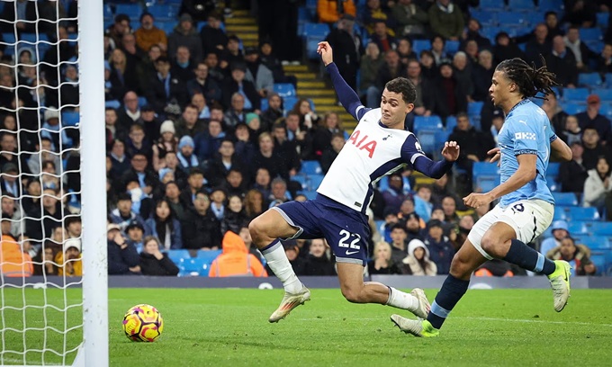 Hàng thủ Man City trở nên vô cùng lỏng lẻo trước sức tấn công của Tottenham