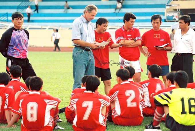 ĐT Việt Nam trong một buổi tập tại sân Hàng Đẩy chuẩn bị cho Tiger Cup 1998. Ảnh: Quang Minh