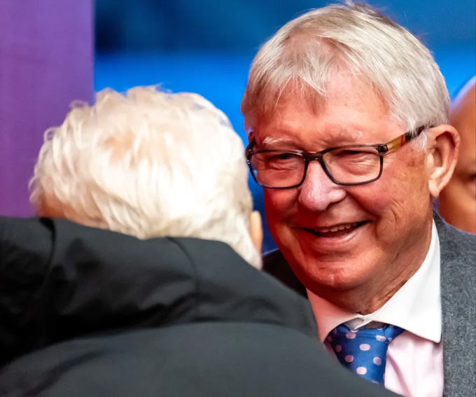 Fan MU sốc với người ngồi cạnh Sir Alex