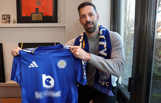 Van Nistelrooy đã chính thức thành HLV của Leicester