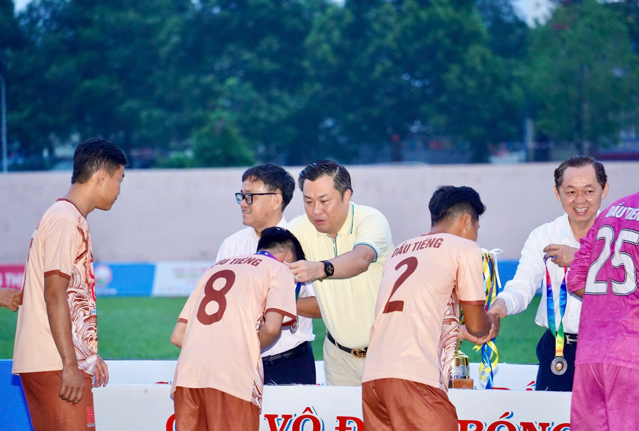 Ông Cao Văn Chóng - PGĐ Sở Văn hóa, Thể thao và Du lịch tỉnh cùng các đại biểu trao huy chương bạc cho đội huyện Dầu Tiếng