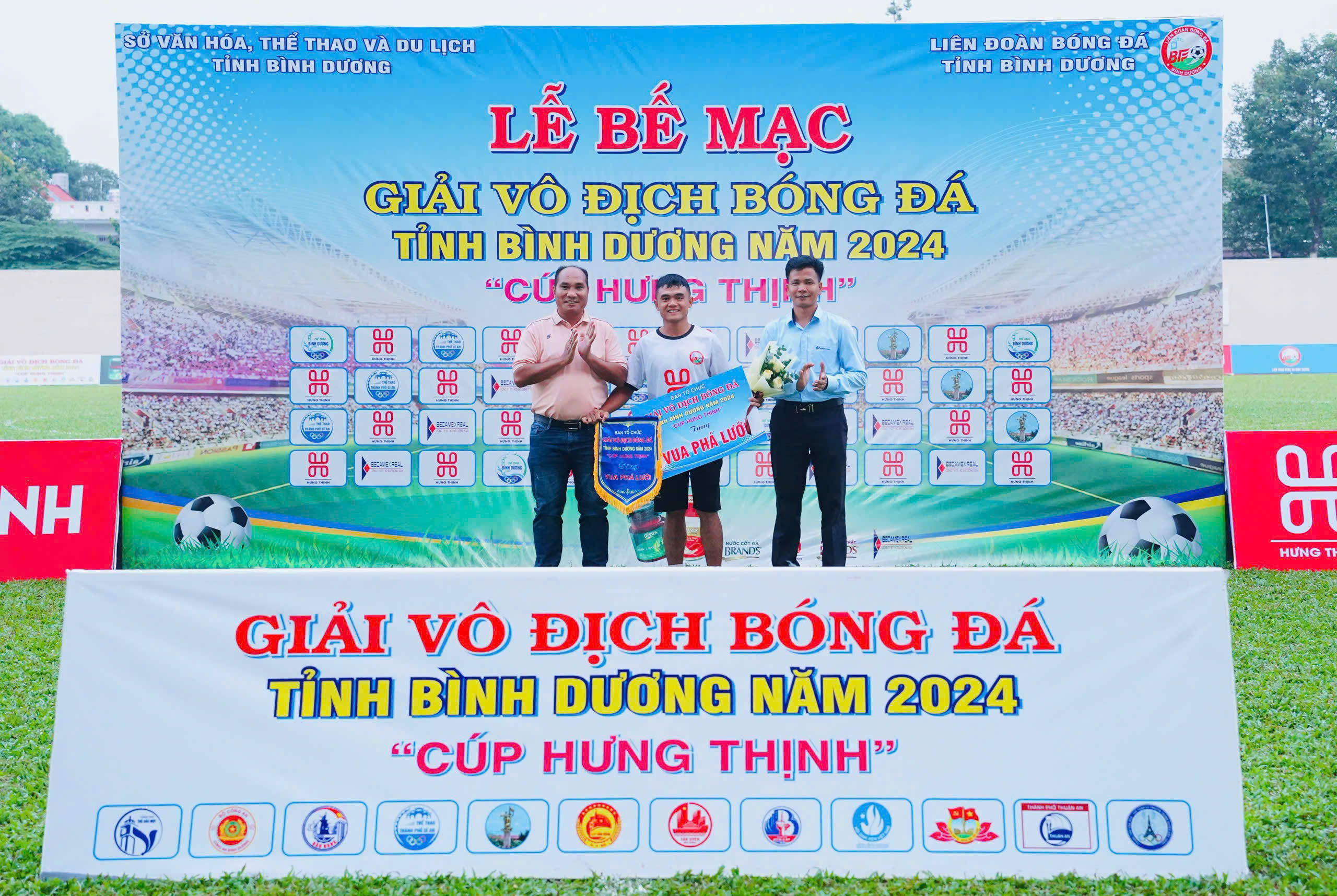 Đại biểu trao danh hiệu cho Cầu thủ ghi nhiều bàn thắng nhất giải