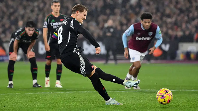 Odegaard sút phạt đền thành công và là một trong những cầu thủ hay nhất trận đấu