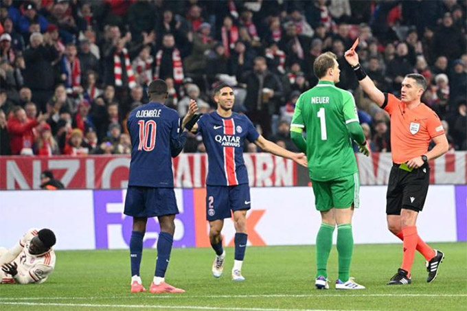 Dembele nhận thẻ đỏ trong trận thua Bayern tại Champions League