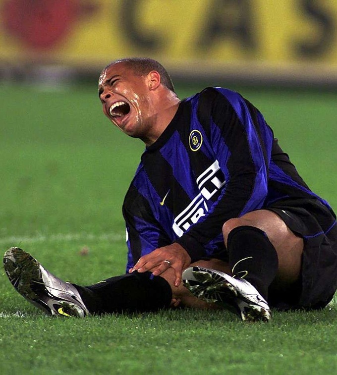 Ronaldo gặp chấn thương nghiêm trọng ở trận đấu với Lazio vào tháng 4/2000