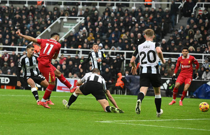 Salah làm khổ hàng thủ Newcastle