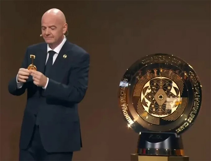 Chủ tịch FIFA Gianni Infantino thử mở chiếc cúp