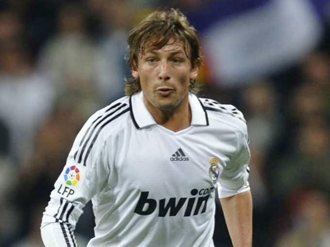 Thời còn thi đấu, Heinze từng chơi ở La Liga cho Real Madrid=.