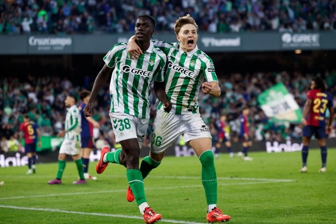 Niềm vui của cầu thủ Betis sau khi có bàn thắng muộn để giành lại 1 điểm từ tay Barca