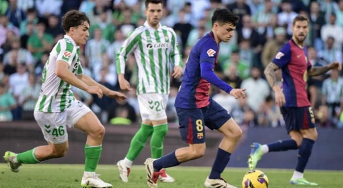 Cầu thủ Barca không vượt qua nổi sự truy cản của hậu vệ Betis