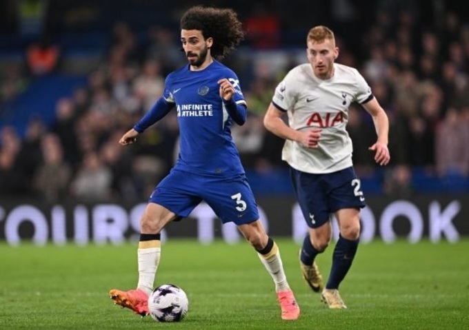 Hậu vệ Cucurella (trái) của Chelsea sẽ có một ngày thi đấu vất vả trước Kulusevski