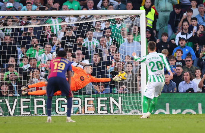 Real Betis (áo xanh trắng) không dính bẫy việt vị của Barca bất kỳ lần nào