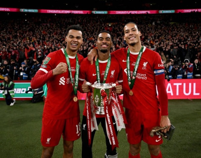 Bộ ba Hà Lan bay Van Dijk, Gravenberch và Gakpo của Liverpool.