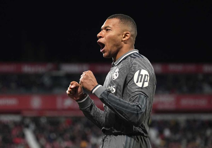 Mbappe bỏ áo trong quần gọn gàng ở trận đấu gần nhất với Girona