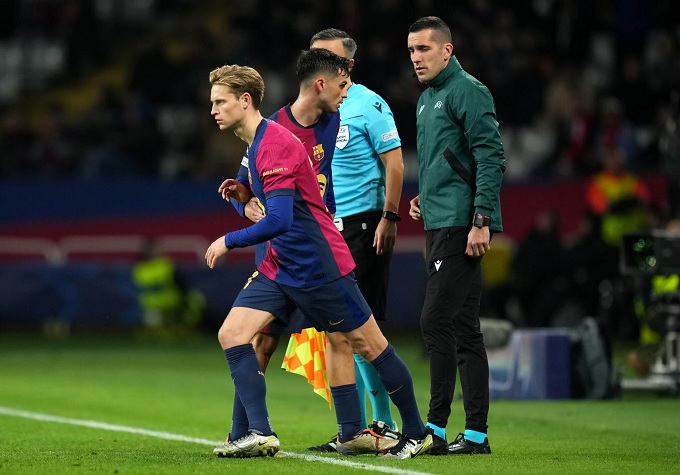 De Jong bị chính fan Barca la ó