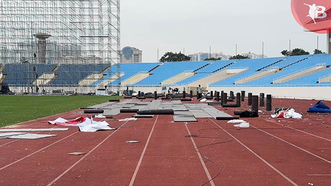 Các tấm lợp cao su được bóc lên, cuộn tròn lại 
