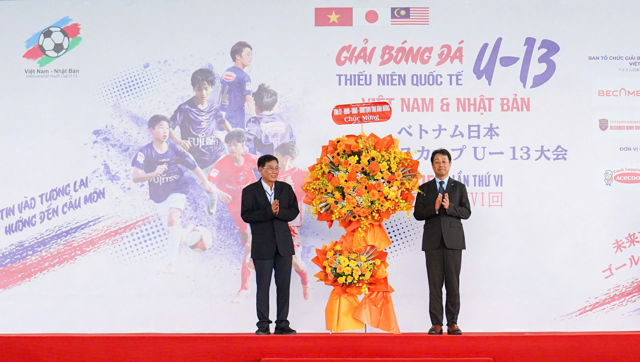 Ông Mai Hùng Dũng - Ủy viên Thường vụ Tỉnh ủy, Phó Chủ tịch Thường trực UBND tỉnh Bình Dương tặng hoa chúc mừng Ban tổ chức giải