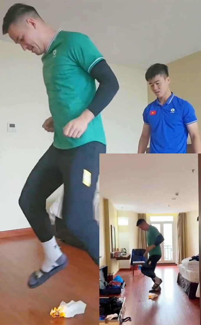 Duy Mạnh dạy Nguyễn Filip "đốt vía giải đen" trước trận gặp Indonesia 