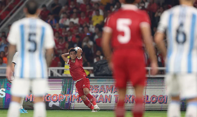 Indonesia đã có 2 bàn thắng tại AFF Cup 2024 xuất phát từ những quả ném biên của Pratama 