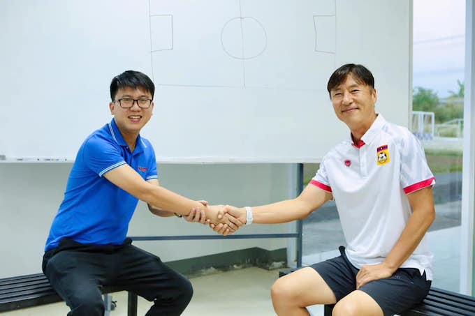 HLV ĐT Lào gặp gỡ phóng viên báo Bóng Đá ngay trước thêm AFF Cup 2024. Ảnh: Đức Cường 