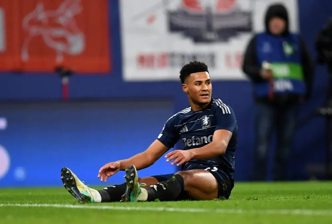 Ollie Watkins bị đau trong trận gặp RB Leipzig tại Champions League