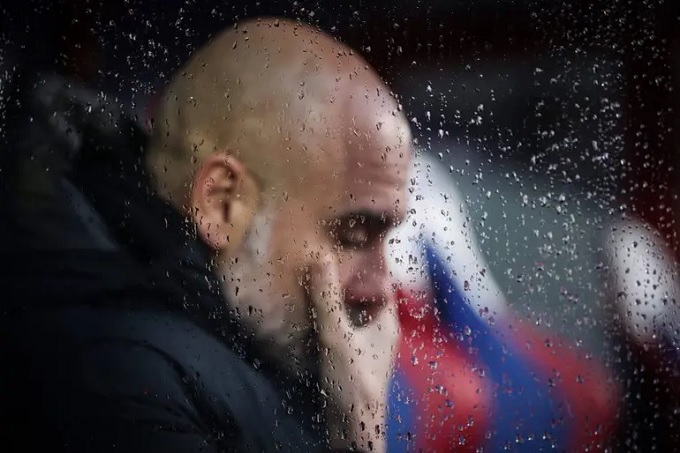 Pep trong màn mưa ở Selhurst Park