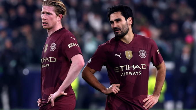 Các tiền vệ lão tướng như De Bruyne và Gundogan khó có cửa ở lại Man City