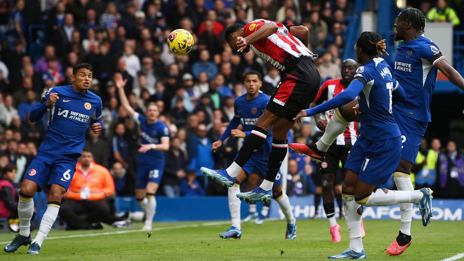 Brentford hạ Chelsea 2-0 ở trận lượt đi Premier League mùa trước