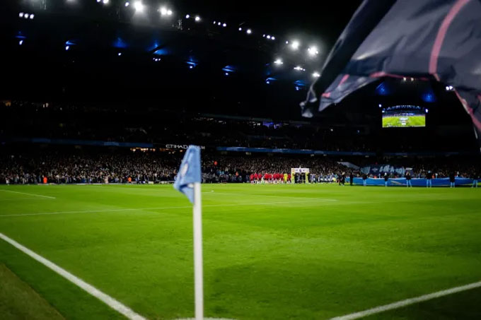 Fan Man City qua đời trong trận derby thành Manchester