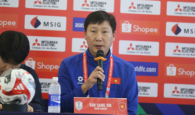 HLV Kim Sang Sik tự tin hướng tới chiến thắng trước Philippines để sớm giành vé vào bán kết AFF Cup 2024 - Ảnh: Đức Cường 