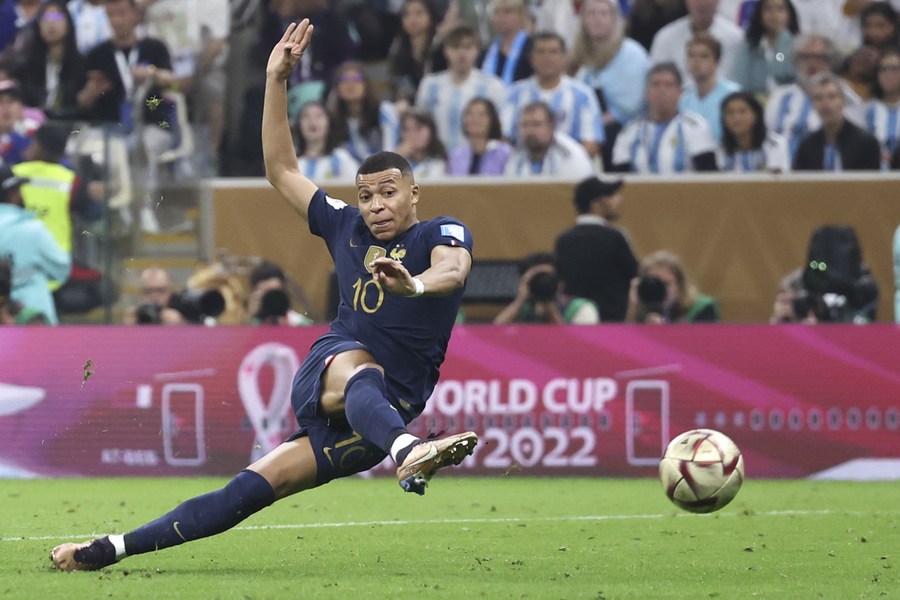 Trong 2 phút, ở phút thứ 80 và 81, Mbappe đã ghi cú đúp nhanh nhất trong lịch sử các trận chung kết World Cup