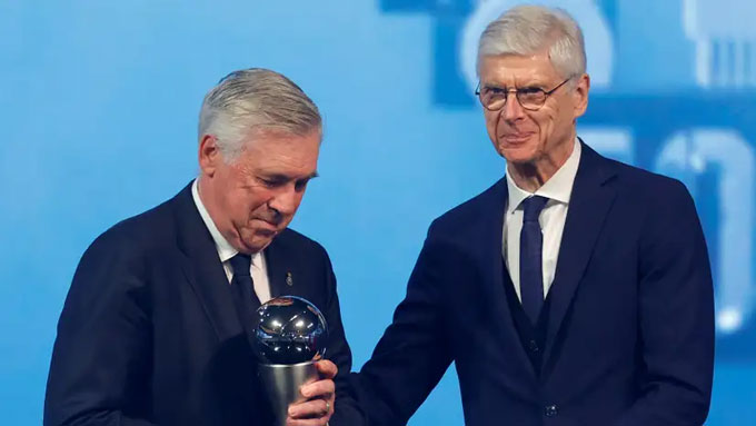 Carlo Ancelotti bị Wenger trêu đùa