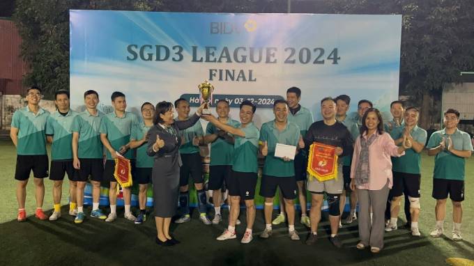 TODS nhận Cup vô địch SGD3 LEAGUE 2024 từ Chị Trần Anh Thư - Giám đốc Chi nhánh