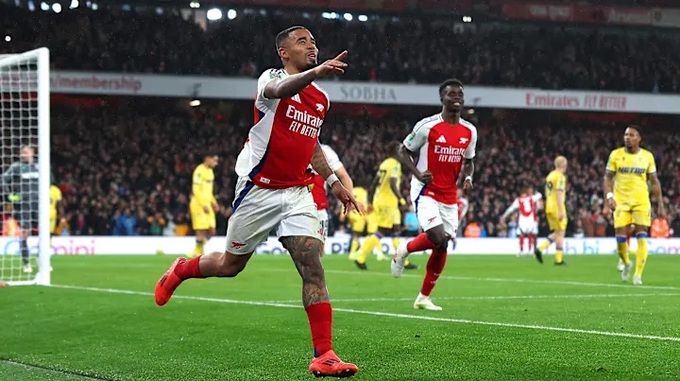 Tiền đạo Gabriel Jesus của Arsenal lập hat-trick vào lưới Crystal Palace