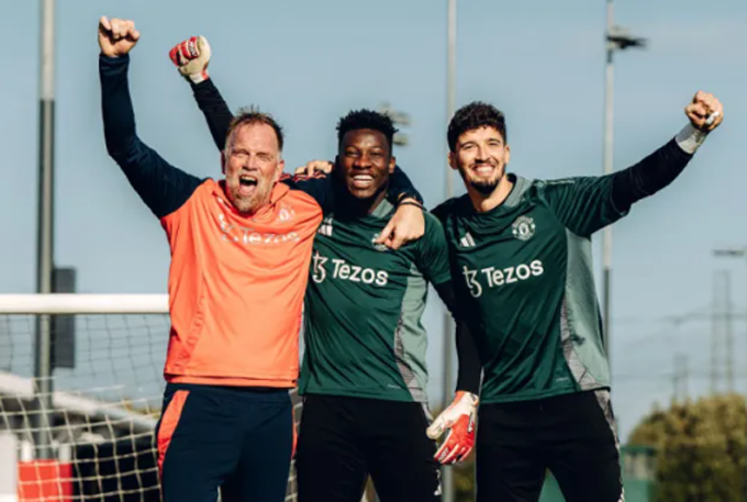 Jelle ten Rouwelaar cùng Andre Onana và Altay Bayindir tại MU.