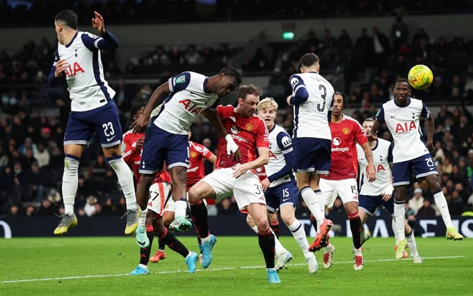 Jonny Evans đánh đầu tung lưới Tottenham vào phút bù giờ