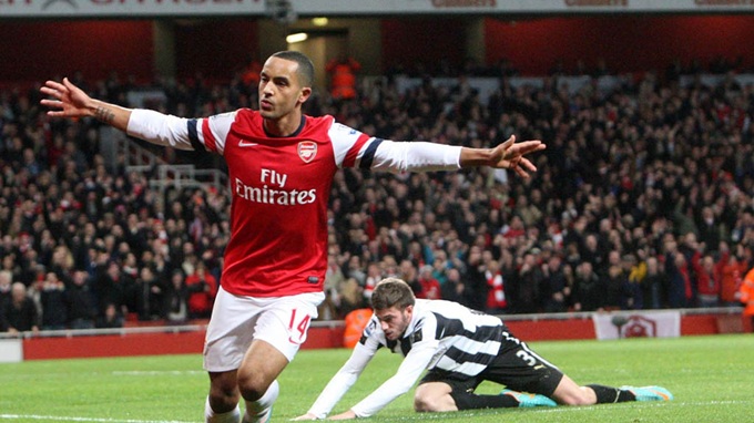 Theo Walcott lập hat-trick vào lưới Newcastle